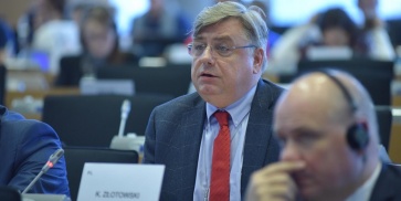 Europoseł Kosma Złotowski przedstawicielem grupy EKR podczas przesłuchania Adiny Ioany Vălean- kandydatki na stanowisko unijnej komisarz ds. transportu