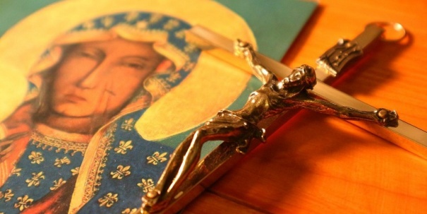 Europosłowie żądają usunięcia plakatu z tęczową Matką Boską Częstochowską 