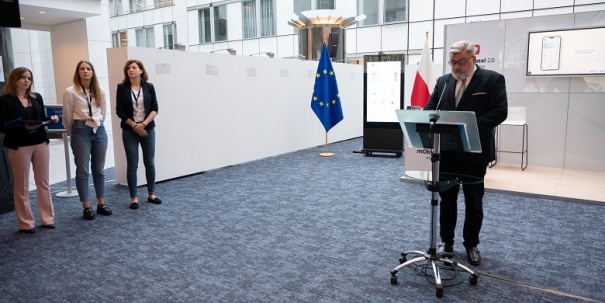 Kosma Złotowski prezentuje w europarlamencie aplikację mObywatel 2.0.