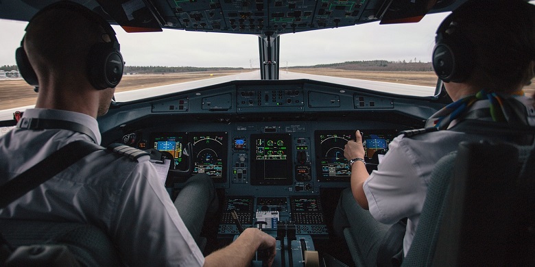 Plany umożliwienia lotów z tylko jednym pilotem w kabinie a bezpieczeństwo pasażerów i pilotów